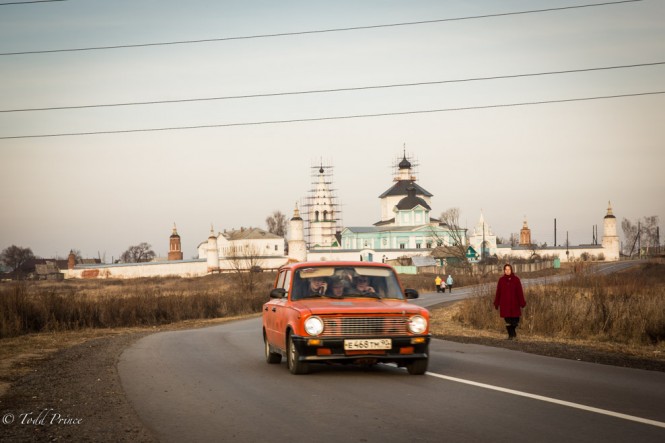 A Soviet-era car heading toward Kolomna. The Bobrenev Monastery stands in the background.
