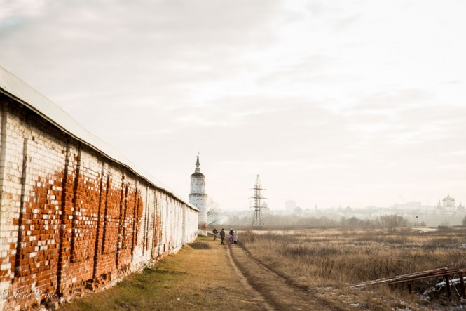 The long white wall of the Bobrenev Monastery. Kolomna’s historic district can be seen in the distance on the right.