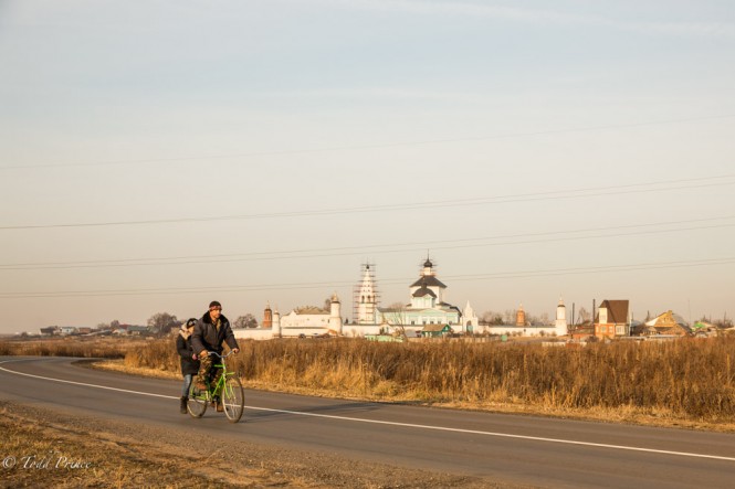 A couple biking away from Bobrenev Monastery toward the Kolomna historic district.
