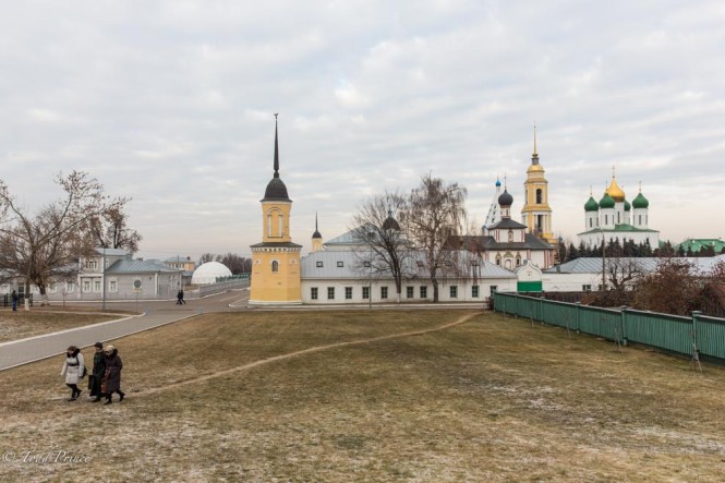Women walking back from Kolomna’s churches and monastery.
