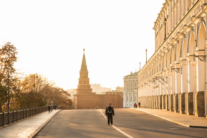 A guard standing on the road that official cars use to enter and exit the Kremlin. 