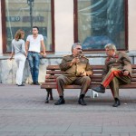 Stalin imitators taking a coffee and cigarette break to chat