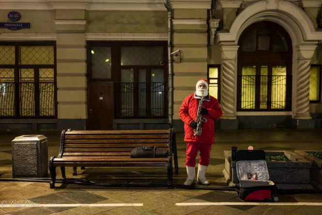 Santa was playing Sinatra in addition to Christmas carols on a side street near the Kremlin. 