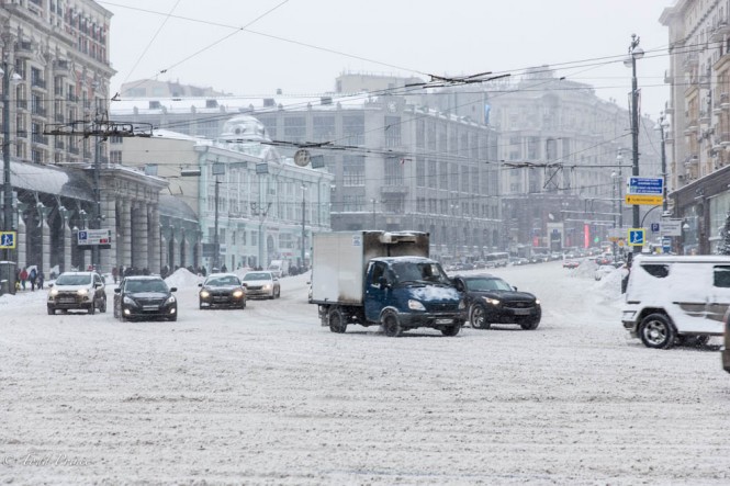 Cars turning onto Moscow's Garden Ring road near the Kremlin. 