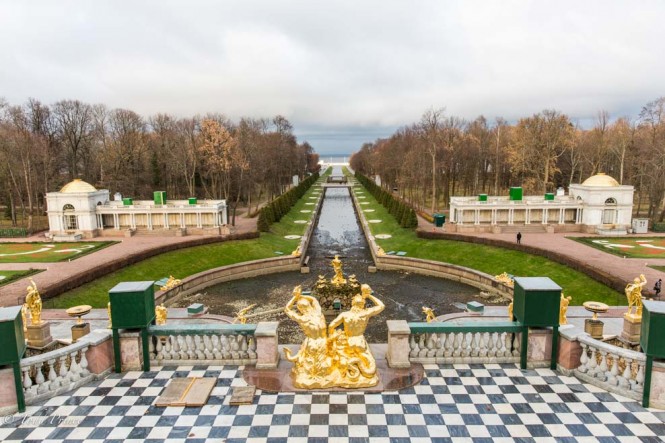 A view of the fountain at Peterhof. The fountain is turned off before November. 